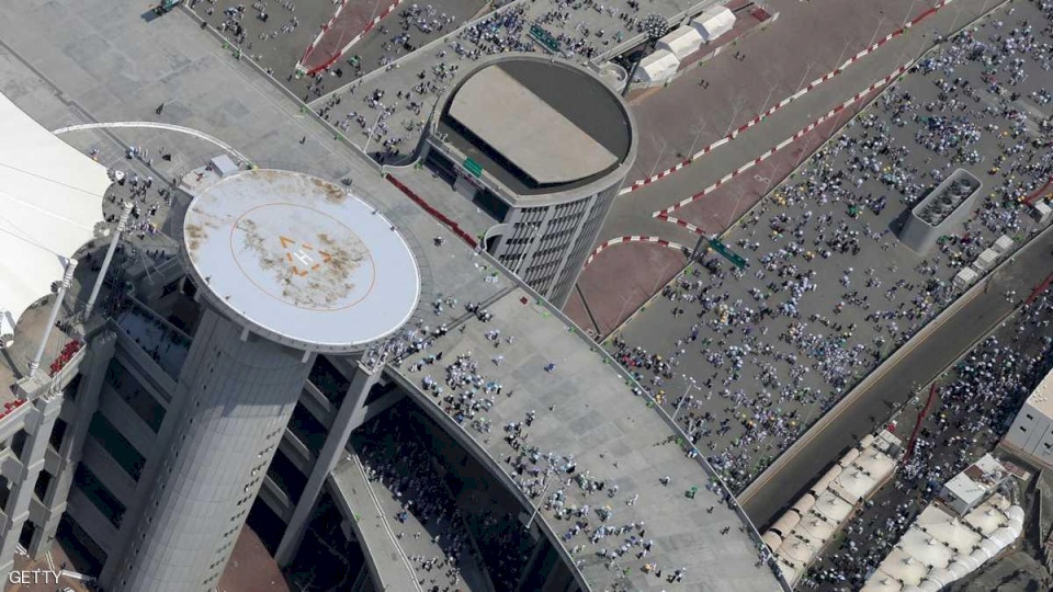 الحجاج يواصلون رمي الجمرات في ثاني أيام التشريق