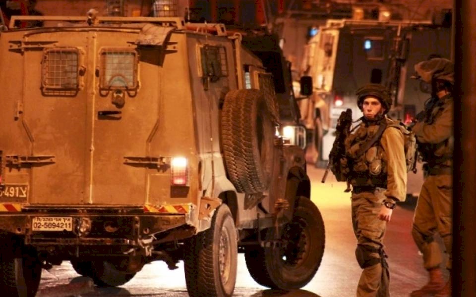 الاحتلال يشن حملة اعتقالات ومداهمات في مدن الضفة