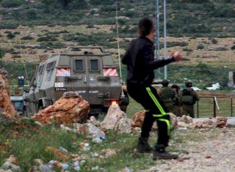 اغلاق مدخل قرى بني زيد الغربية عقب اندلاع مواجهات قرب النبي صالح