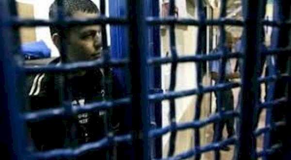 الاحتلال يمدد اعتقال مواطن بحجة التحريض عبر "الفيسبوك"