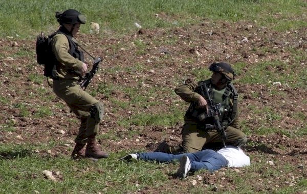 جنود الاحتلال يعتدون على مواطن ونجليه في بلدة بيت امر