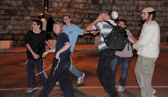 مستوطنون يعتدون على مُسنة بالخليل