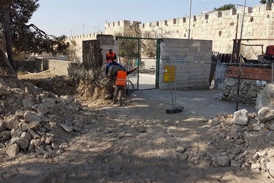 الاحتلال يهدم جداراً ويعيث خرابا بمقبرة الشهداء في القدس