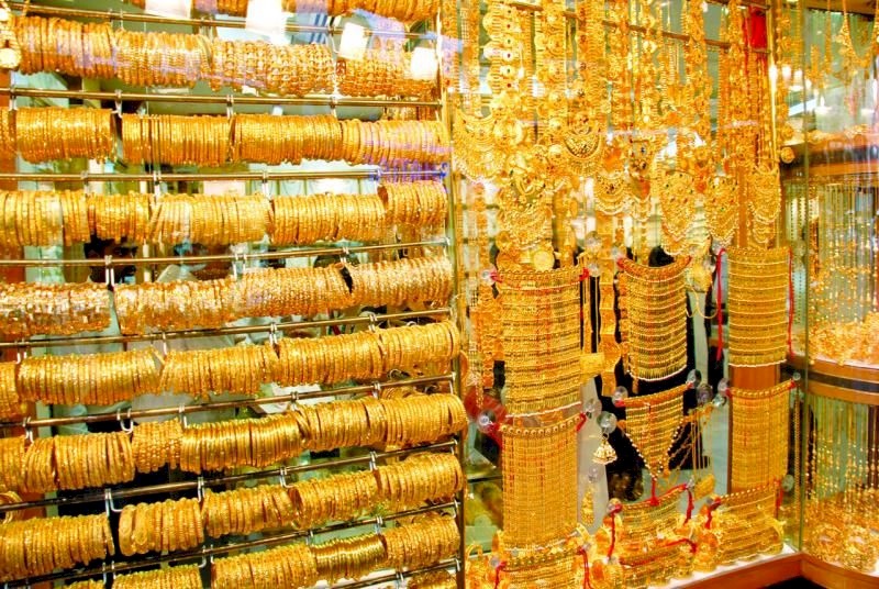الذهب يتراجع من أعلى مستوى في عام