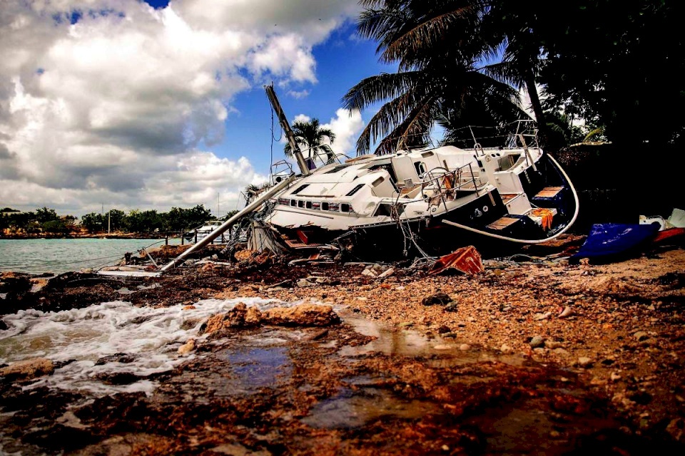 ايرما.. الفوضى تبدأ فوق سطح المحيط 
