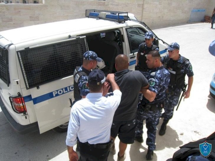 الشرطة تقبض على 7 اشخاص بتهمتي حجز الحرية والسرقة في أريحا