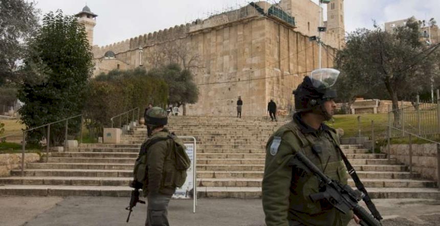 الاحتلال يعتقل فتى بالخليل بدعوى حيازته سكينا