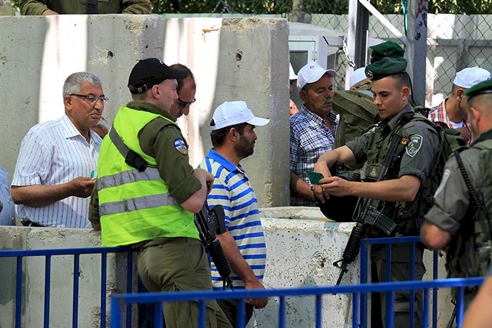 الاحتلال يعرقل دخول المصلين والطلبة إلى الأقصى