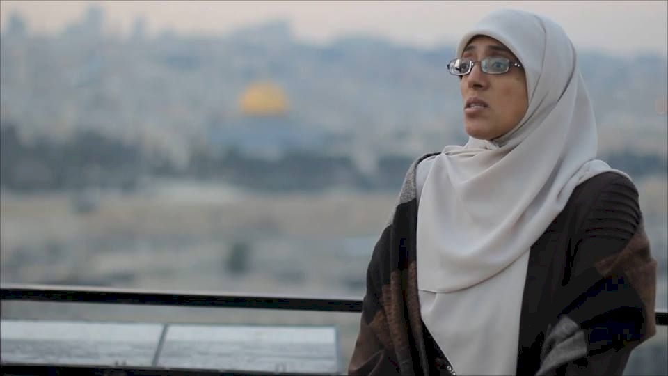 الاحتلال اجبرني خلع جلبابي وحجابي 