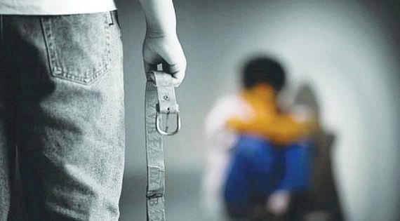 في غزة .. أبُُ يضرب ابنه حتى الموت 