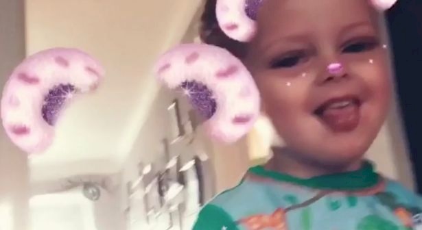 شاهد بالفيديو.. شبح يظهر مع طفل في فيديو سناب شات