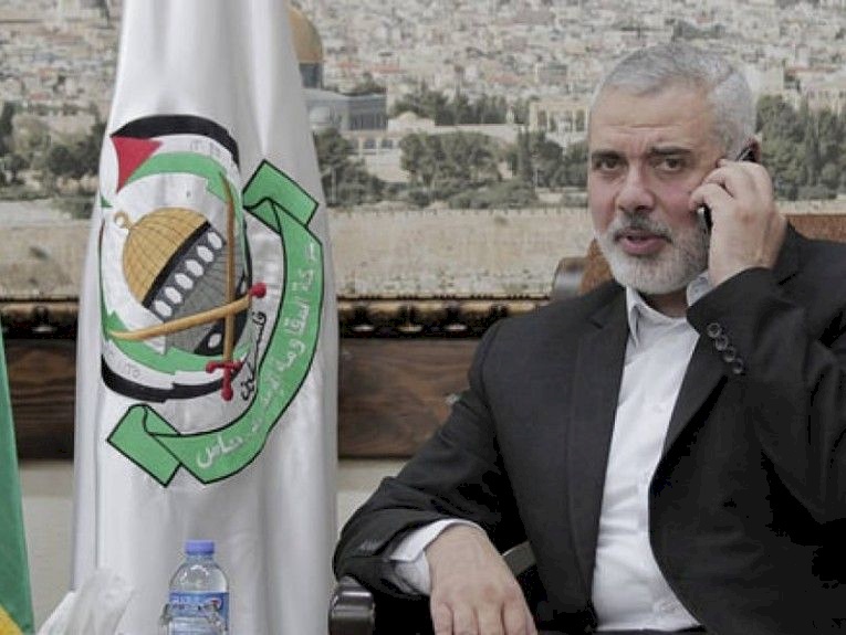 هنية يهاتف عريقات للإطمئنان على وضعه الصحي