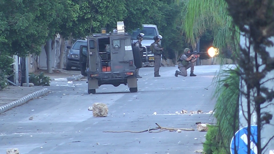 مواجهات اثر اقتحام الاحتلال سكن للطالبات تابع لجامعة خضوري 