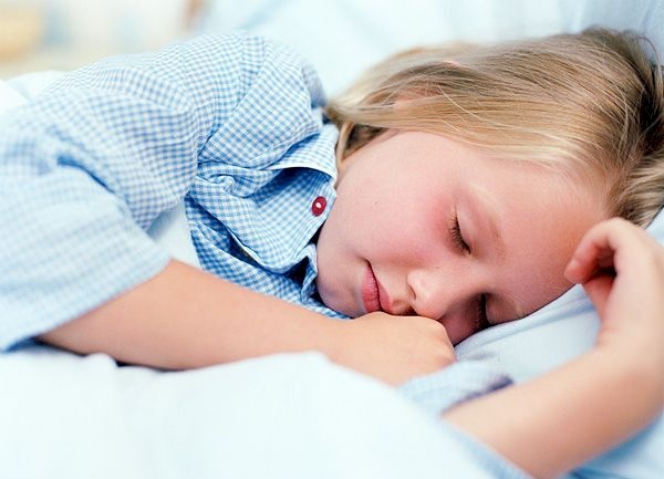 3 حيل تمنع طفلك من التبوّل في فراشه ليلاً