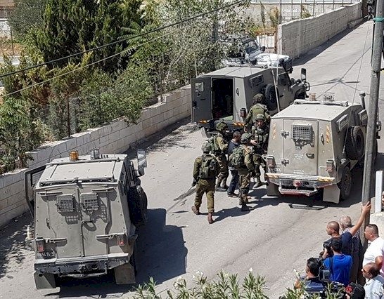 قوات الاحتلال تعتقل أحد أقارب شهيد عملية القدس