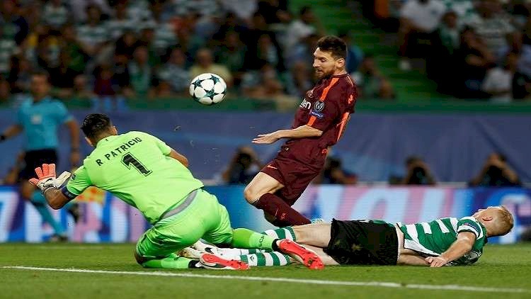 فيديو.. مشجع برتغالي يقتحم الملعب ويقبّل قدم ميسي