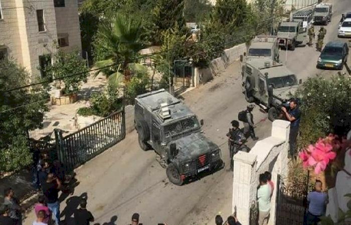 قوات الاحتلال تسلم عائلة الشهيد الجمل اخطارا بهدم منزلهم