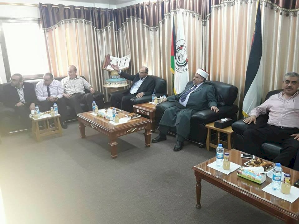 وزراء الحكومة يتسلمون مهامهم فى غزة