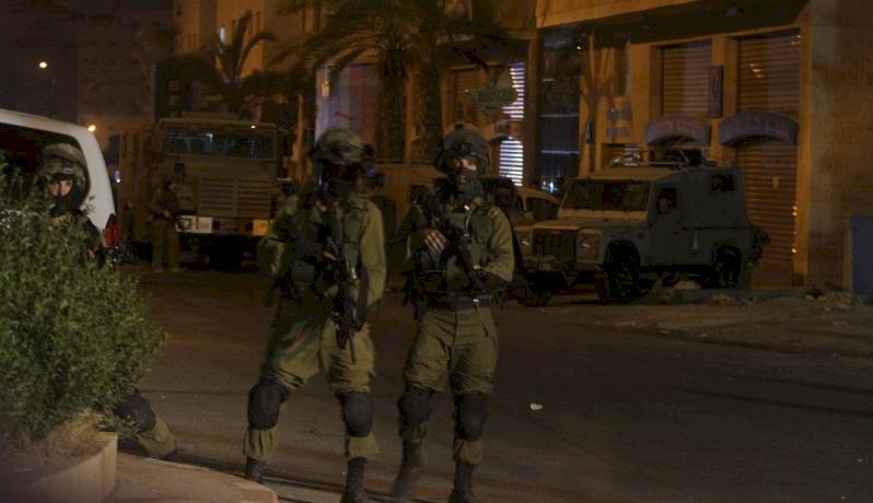 الاحتلال يشن حملة مداهمات في مناطق متفرقة من الضفة