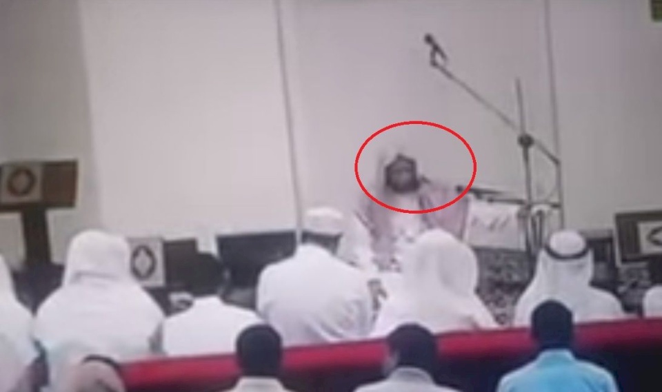 فيديو: انتهى من الصلاة فوافته المنية