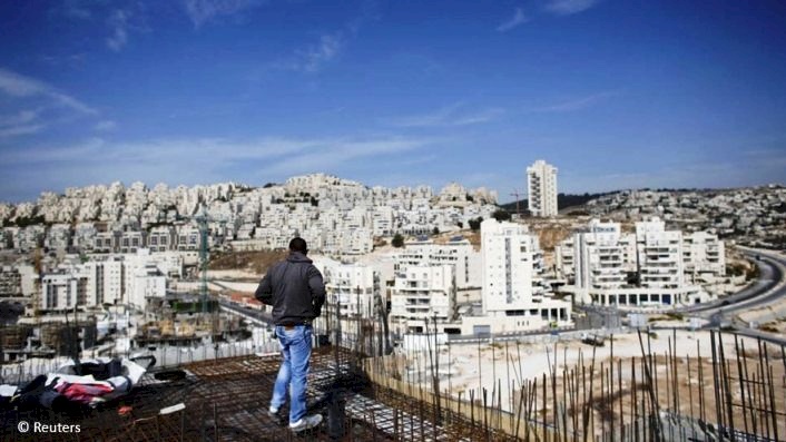 رغم الطوق الأمني المفروض على الضفة..اسرائيل تسمح بدخول العمال الفلسطينيين 