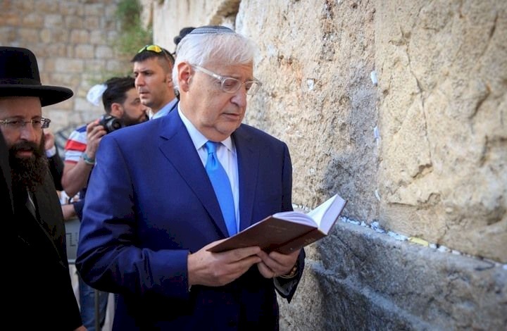 السفير الأمريكي يؤدي طقوسا عند حائط البراق