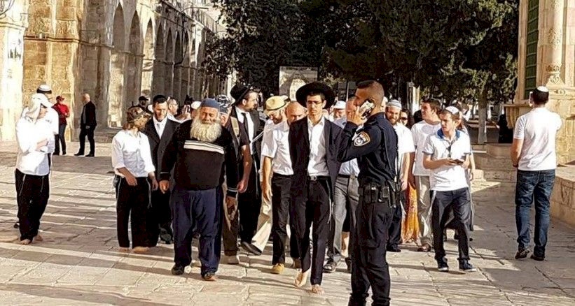 مئات المستوطنين يقتحمون الأقصى