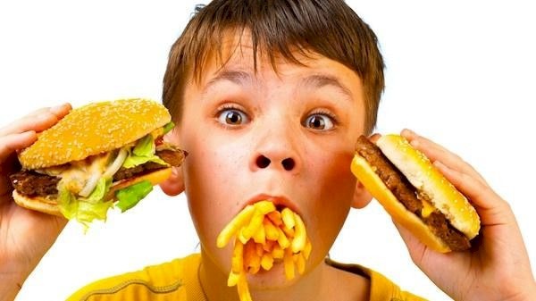 الأطعمة السريعة تهدّد الأطفال والحلّ في متناول ايديكم!