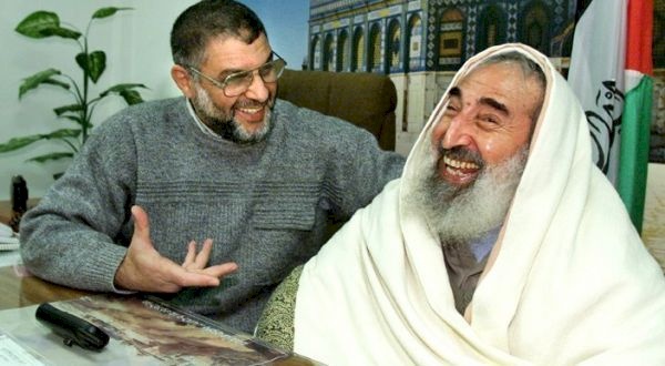 هل تعلم ما هو سر هذه الصورة.. لماذا ضحك الياسين والرنتيسي بهذه الطريقة؟