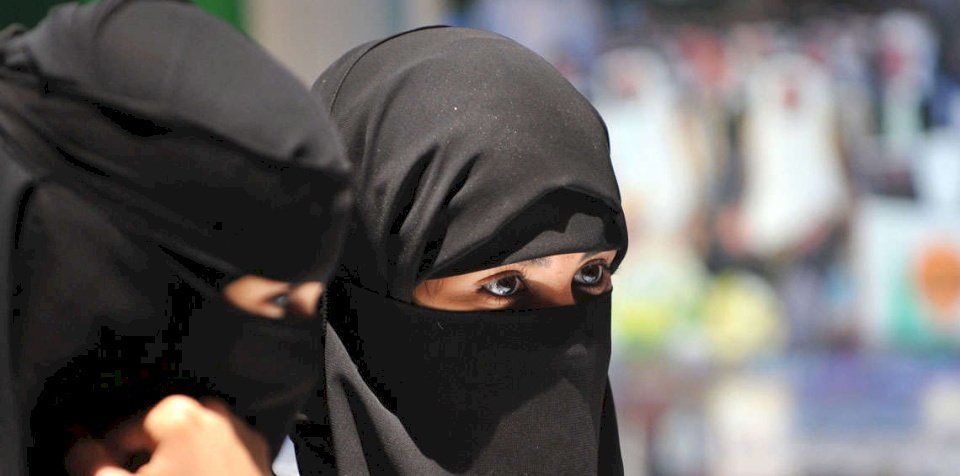 القبض على طالبتين سعوديتين !