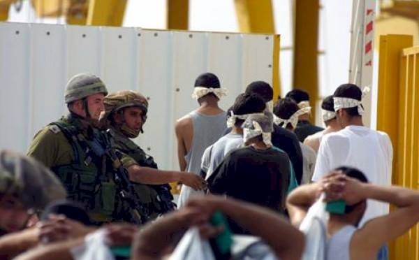 الاحتلال يشن حملة اعتقالات ويصادر مركبات في بيت عوا