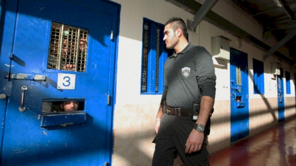 هكذا يتعامل الاحتلال مع الاسيرات