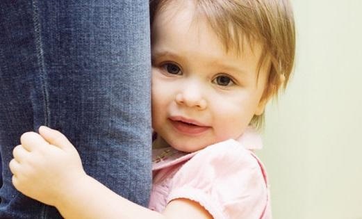 ماذا تفعلين لتخلصي طفلك خوفه من الغرباء؟