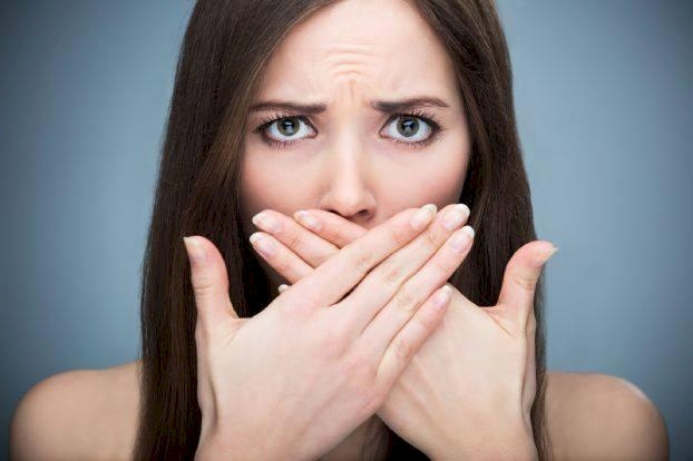 هل رائحة فمك كريهة؟! .. إليك الأسباب