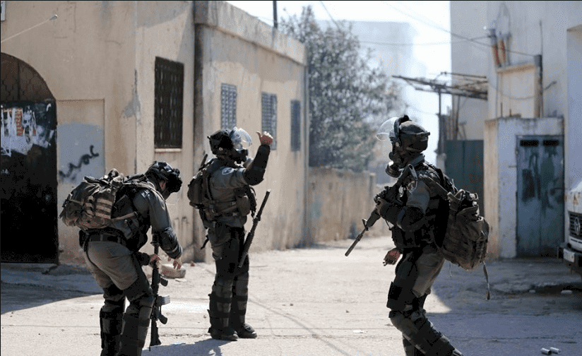  الاحتلال يهدد المواطنين في قلقيلية