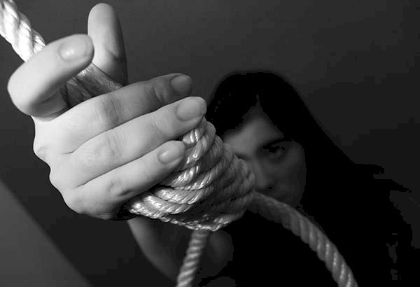 طبيبة تنتحر شنقاً .. وتكشف السر بخط يدها!