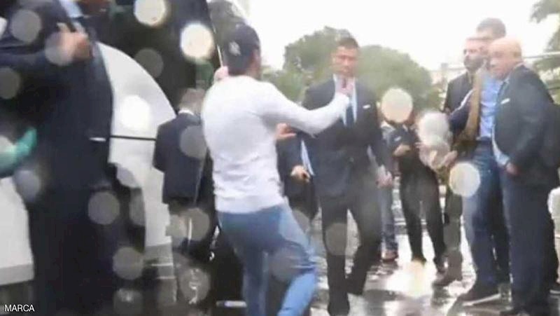 فيديو/ كيف تعامل حراس رونالدو مع أحد معجبيه؟