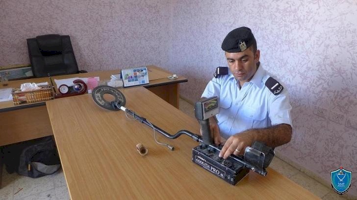 ضبط جهازا يستخدم للتنقيب عن الآثار في الخليل