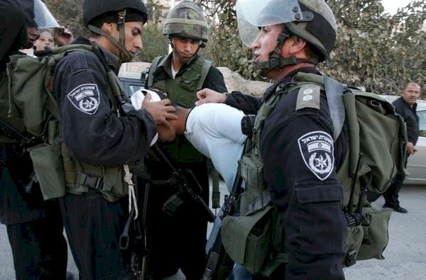 قوات الاحتلال تعتقل مواطنين من جنين