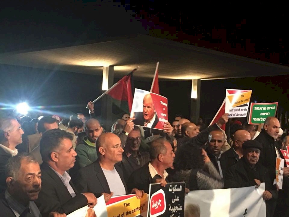 صور/ وقفة أمام السفارة الأميركية بتل أبيب 