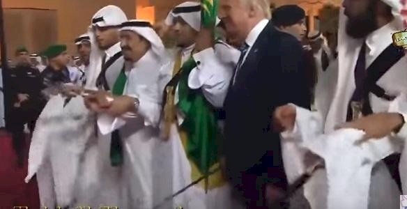 فيديو/ ترامب يرقص مع العاهل السعودي