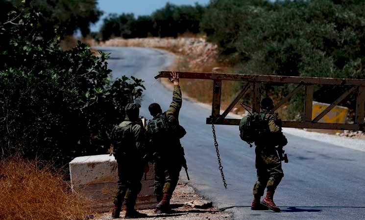 الاحتلال يُعيد فتح مداخل قرية دير أبو مشعل الليلة