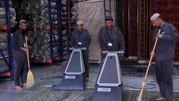 صور| هكذا يتم تنظيف سجاد الحرم المكي يومياً