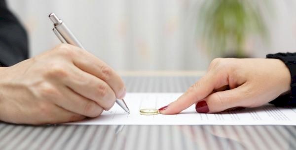 طالبة عربية تجمع بين ثلاث ازواج !