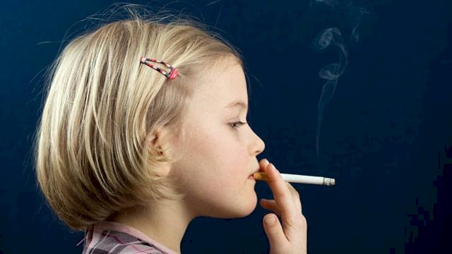أباء يشجعون أطفالهم على التدخين !