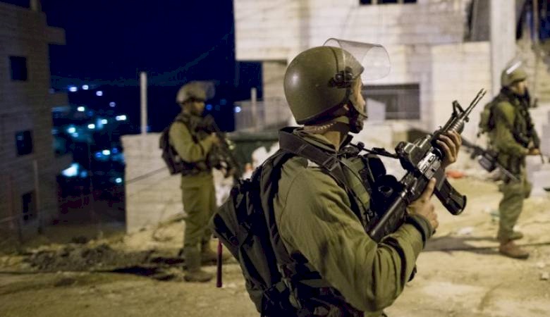 الاحتلال يعتقل 12 مواطنا من الضفة الغربية