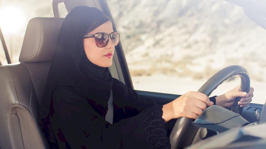 النساء يَقُدن أفضل من الرجال