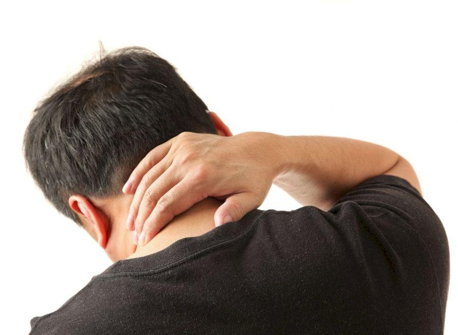 لماذا تتيبس الرقبة في الصباح وما الحل؟