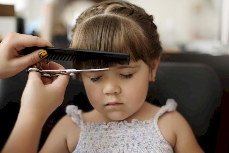 هل يؤدي حلق شعر الأطفال إلى زيادة كثافته؟