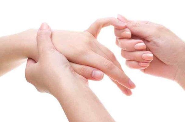 سيدتي..دلّكي أصابعك بهذه الطريقة وتخلّصي من الأوجاع